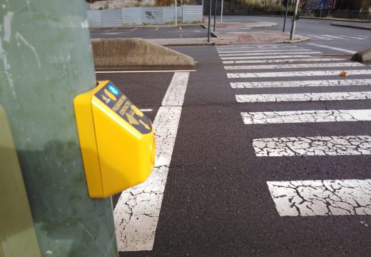 O Concello comeza a instalar pulsadores sen contacto nos semáforos da cidade como medida anticovid